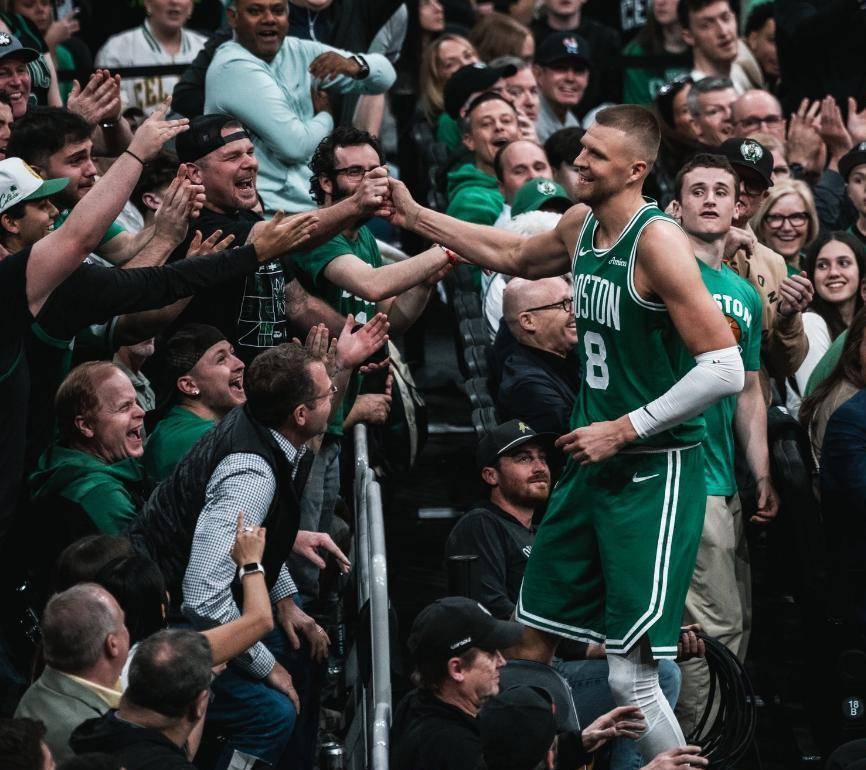 九游体育官网-波士顿凯尔特人训练开放日，赛后复出首秀引欢呼，CBA季后赛在即，更衣室氛围转暖的简单介绍